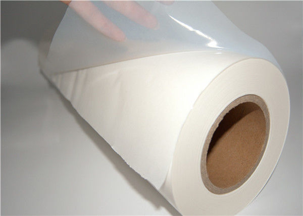 Le lavage 60℃ Resist écrèment le film adhésif de fonte chaude blanche de polyester pour les labels en caoutchouc 1 de PVC
